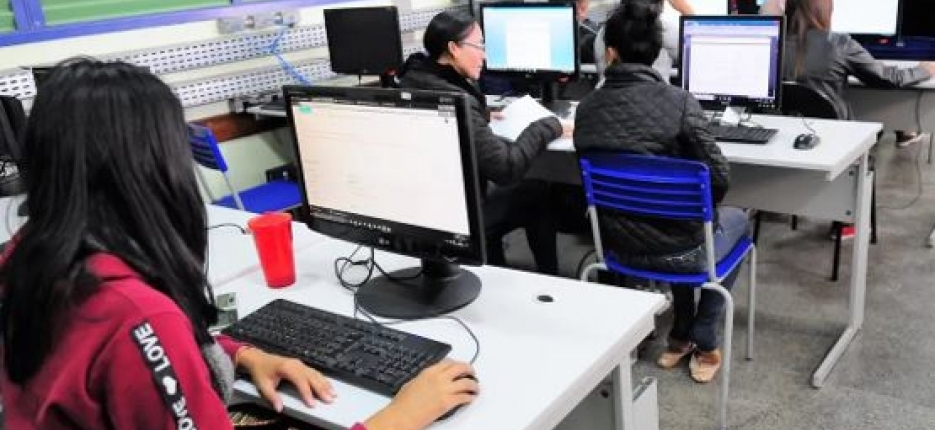 Empresas v�o poder abater d�vidas se conectarem faculdades � internet